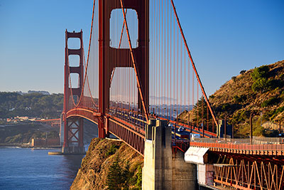 USA, Kalifornien, San Francisco und Umgebung, An der Nordseite der Golden Gate Bridge zum Sonnenaufgang