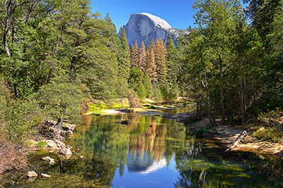 USA, Kalifornien, Sierra Nevada,Yosemite National Park, Wasserspiegelung am Merced River mit Blick zum Half Dome (2693 m)