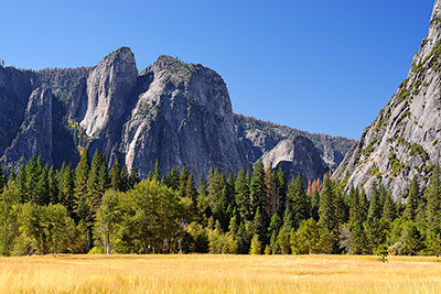 USA, Kalifornien, Sierra Nevada,Yosemite National Park, Cathedral Rock im Yosemite Valley