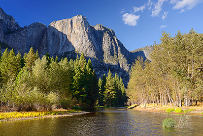 USA, Kalifornien, Sierra Nevada,Yosemite National Park, Am Merced River mit Blick zum Yosemite Point (2114 m)