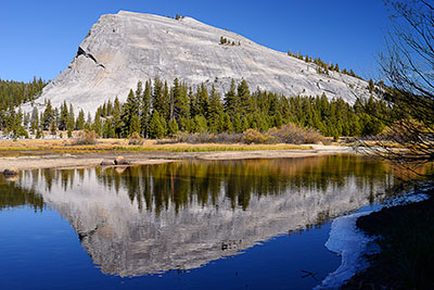 USA, Kalifornien, Sierra Nevada,Yosemite National Park, Wasserspeieglung am Tuolumne River mit Lembert Dome