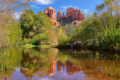 USA, Arizona, Verde Valley, Wasserspiegelung am Oak Creek mit Blick zum Cathedral Rock