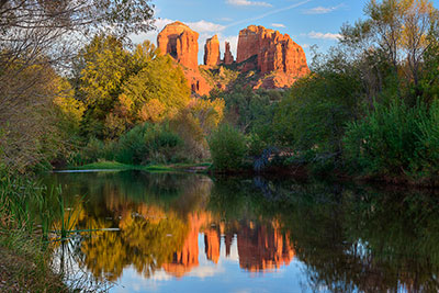USA, Arizona, Verde Valley, Wasserspiegelung am Oak Creek mit Blick zum Cathedral Rock