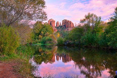 USA, Arizona, Verde Valley, Abendstimmung am Oak Creek mit Blick zum Cathedral Rock