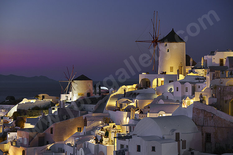 Griechenland, Südliche Ägäis, Kykladen,Santorin, Blaue Stunde mit Blick auf Oia von der Ruine des alten Kastells