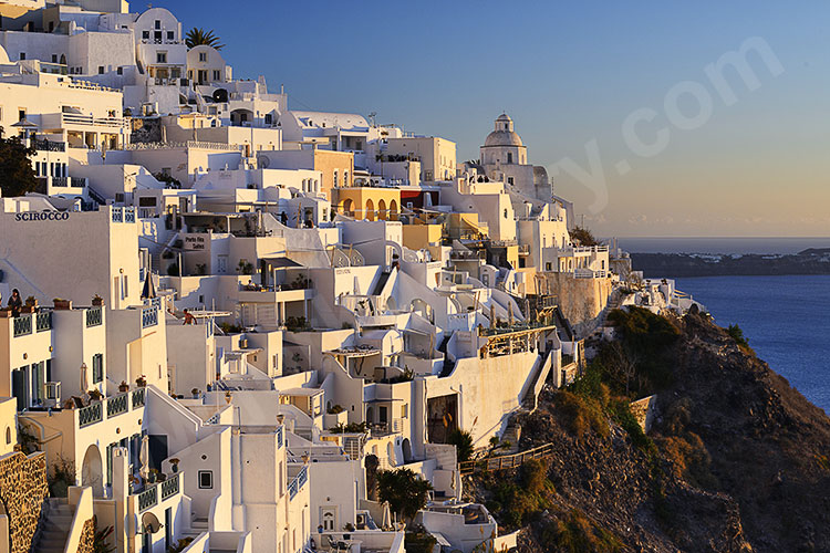 Griechenland, Südliche Ägäis, Kykladen,Santorin, Sonnenuntergang in der Hotelgasse Agiou Mina
