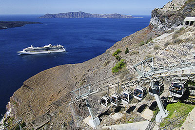Griechenland, Südliche Ägäis, Kykladen,Santorin, Seilbahn zum alten Hafen mit Blick von der Promenade M. Nomikou