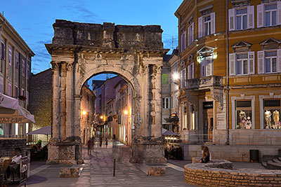 Kroatien, Istrien, Istrien, Sergier Triumphbogen am Eingang zur historischen Altstadt