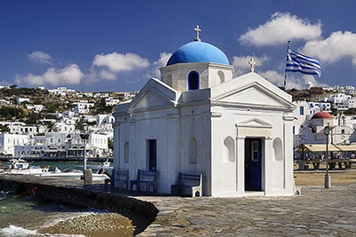 Griechenland, Südliche Ägäis, Kykladen,Mykonos, Kirche am Alten Hafen an der Bootsanlegestelle mit Blick zur Hafenpromenade Akti Kambani