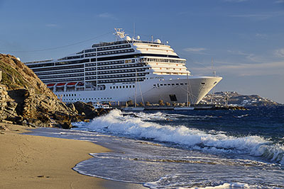 Griechenland, Südliche Ägäis, Kykladen,Mykonos, Am Strand von Agios Stefanos mit Kreuzfahrtschiff im neuen Hafen