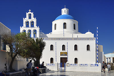 Griechenland, Südliche Ägäis, Kykladen,Santorin, Kirche Panagia Platsani an der Promenade Nik. Nomikou