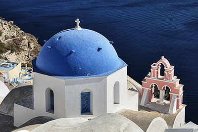 Griechenland, Südliche Ägäis, Kykladen,Santorin, Kuppeldach und Glockenturm der Kirche Anastasi