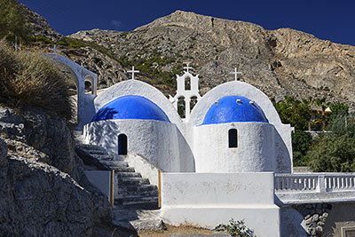 Griechenland, Südliche Ägäis, Kykladen,Santorin, Kirche am Strand mit dem Berg Profitis Ilias