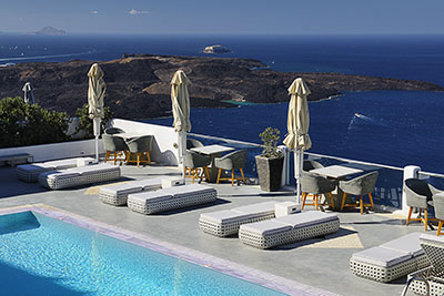 Griechenland, Südliche Ägäis, Kykladen,Santorin, Poolbereich des Hotels Belvedere mit Blick in Richtung Nea Kameni