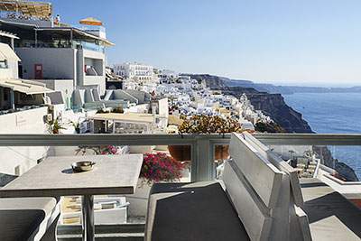 Griechenland, Südliche Ägäis, Kykladen,Santorin, Blick von der Terrasse eines Bistros in Richtung Süden