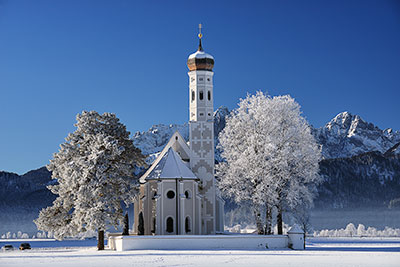 Deutschland, Bayern, Bayerische Voralpen,Ostallgäu, Winterstimmung an der Wallfahrtskirche St. Coloman
