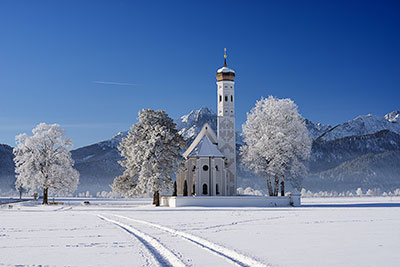 Deutschland, Bayern, Bayerische Voralpen,Ostallgäu, Winterstimmung an der Wallfahrtskirche St. Coloman