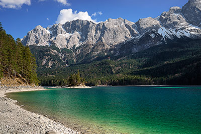 Deutschland, Bayern, Bayerische Alpen,Zugspitzregion, Am Eibsee mit Blick zur Zugspitze