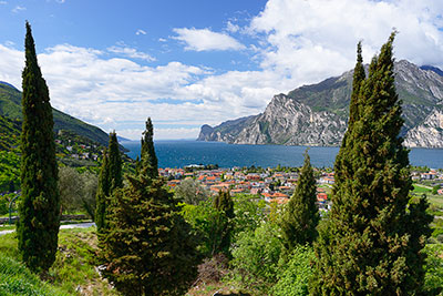 Italien, Trentino-Südtirol, Gardasee, Aussichtspunkt oberhalb von Torbole an der SS 240 mit Blick auf den Gardasee