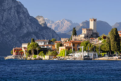 Italien, Veneto, Gardasee, An der Strandpromenade Via Lungolago mit Blick in Richtung Norden zur Skaliger Burg