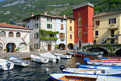 Italien, Veneto, Gardasee, Bootshafen am Aril River mit Blick zum Schifffahrtsmuseum