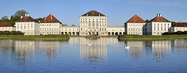 Deutschland, Bayern, München und Umgebung, Sonnenaufgang mit Blick zum Schloss Nyphenburg