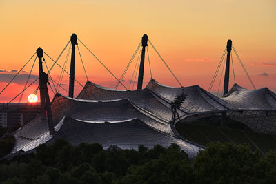 Deutschland, Bayern, München und Umgebung, Sonnenuntergang am Olympiastadion