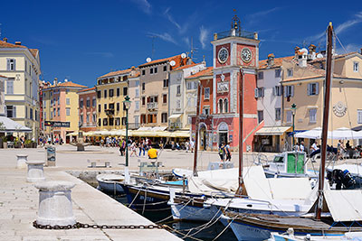 Kroatien, Istrien, Istrien, Der im 12 Jh. erbaute Uhrturm an der Nordseite des Bootshafens