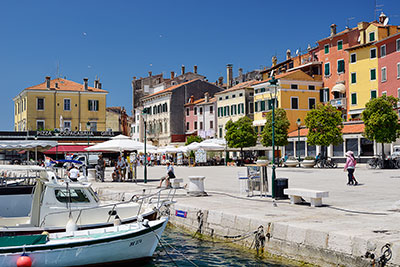 Kroatien, Istrien, Istrien, An der Schiffsanlegestelle südlich der historischen Altstadt