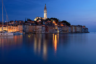 Kroatien, Istrien, Istrien, Die historische Altstadt mit der Kirche der heiligen Euphemia zur blauen Stunde