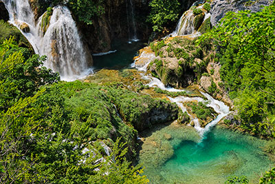 Kroatien, Mittelkroatien, Mittelkroatien, Wasserfall Sastavci zwischen den Seen Kaluderovac und Korona