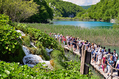 Kroatien, Mittelkroatien, Mittelkroatien, Fußweg entlang der Wasserkaskaden zwischen Gavanovac und Kaluderovac