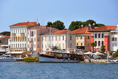 Kroatien, Istrien, Istrien, Prachtvolle Fassaden an der Hafenpromenade