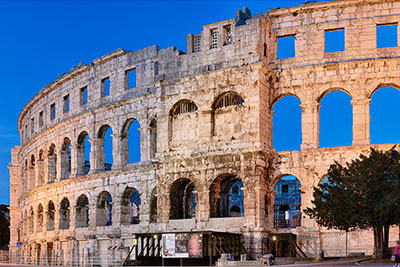 Kroatien, Istrien, Istrien, Das Amphitheater östlich des historischen Stadtzentrums zur blauen Stunde