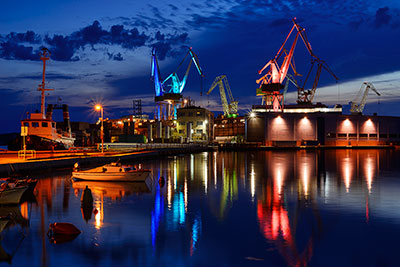 Kroatien, Istrien, Istrien, Beleuchtete Hafenkräne auf dem Werftgelände