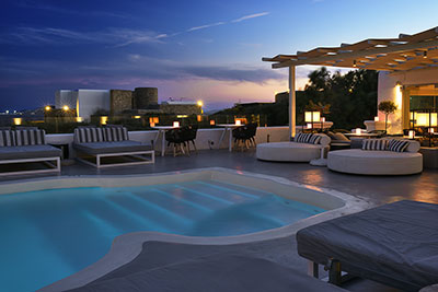 Griechenland, Südliche Ägäis, Kykladen,Mykonos, Poolbereich im Hotel Mykonos Princess zur blauen Stunde
