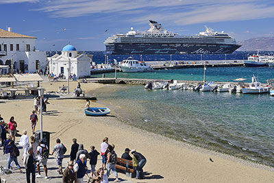 Griechenland, Südliche Ägäis, Kykladen,Mykonos, An der Hafenpromenade Akti Kambani mit Blick zum Rathaus und zur Bootsanlegestelle
