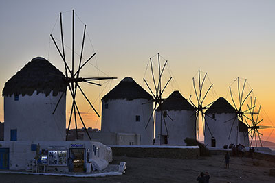Griechenland, Südliche Ägäis, Kykladen,Mykonos, Sonnenuntergang an den Windmühlen
