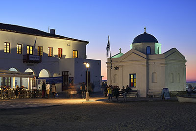 Griechenland, Südliche Ägäis, Kykladen,Mykonos, Blaue Stunde an der Hafenpromenade Akti Kambani mit Blick zum Rathaus