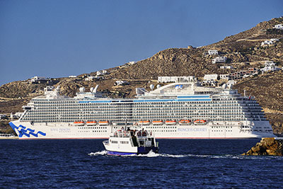 Griechenland, Südliche Ägäis, Kykladen,Mykonos, Kreuzfahrtschiff im Neuen Hafen