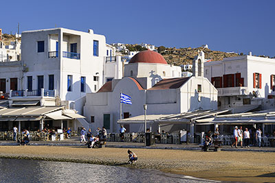 Griechenland, Südliche Ägäis, Kykladen,Mykonos, Tavernen und Kirche an der Hafenpromenade Akti Kambani