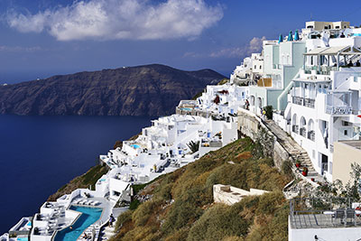Griechenland, Südliche Ägäis, Kykladen,Santorin, Hotelanlagen am Kraterrand mit Blick in Richtung Oia