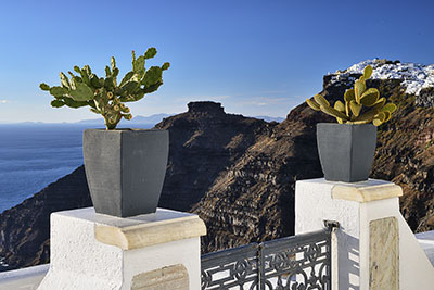 Griechenland, Südliche Ägäis, Kykladen,Santorin, Stilleben auf der Promenade mit Blick zum Skaros Felsen
