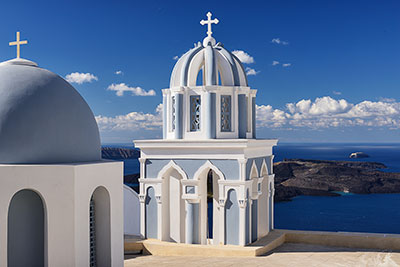 Griechenland, Südliche Ägäis, Kykladen,Santorin, Glockenturm und Kuppeldach an der Promenade am Kraterrand
