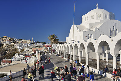 Griechenland, Südliche Ägäis, Kykladen,Santorin, Geschäftsstraße Ypapantis mit der Metropolis Orthodox Cathedral