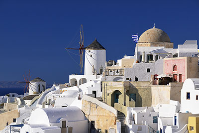 Griechenland, Südliche Ägäis, Kykladen,Santorin, Blick auf den westlichen Ortsteil mit den Windmühlen