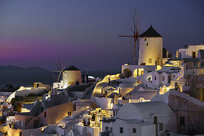 Griechenland, Südliche Ägäis, Kykladen,Santorin, Blaue Stunde mit Blick auf Oia von der Ruine des alten Kastells