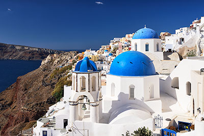 Griechenland, Südliche Ägäis, Kykladen,Santorin, Kuppeldach und Glockenturm der Kirche Agios Spyridon mit Kirche Anastasi im Hintergrund