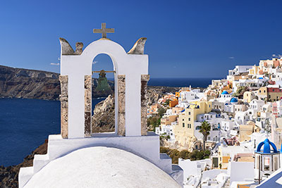 Griechenland, Südliche Ägäis, Kykladen,Santorin, Glockenturm mit Blick auf Oia