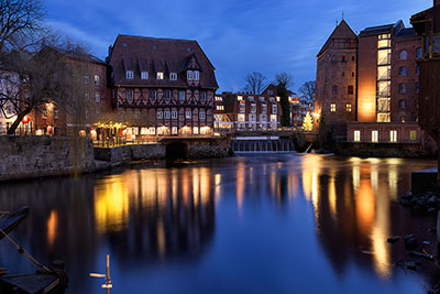 Deutschland, Niedersachsen, Lüneburger Heide, Blaue Stunde mit Wasserspiegelung am Stintmarkt mit Blick zur Lüner Mühle und der Abtsmühle